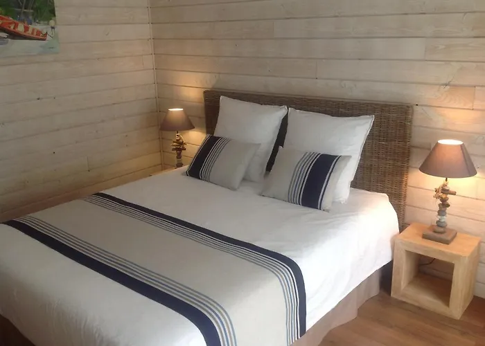 Les Rives Du Bassin Bed & Breakfast 3*